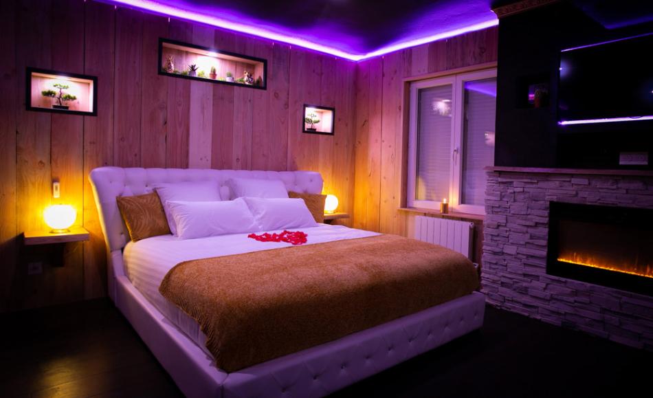 Lodge des charmes - chambre avec lit king size et miroir au plafond