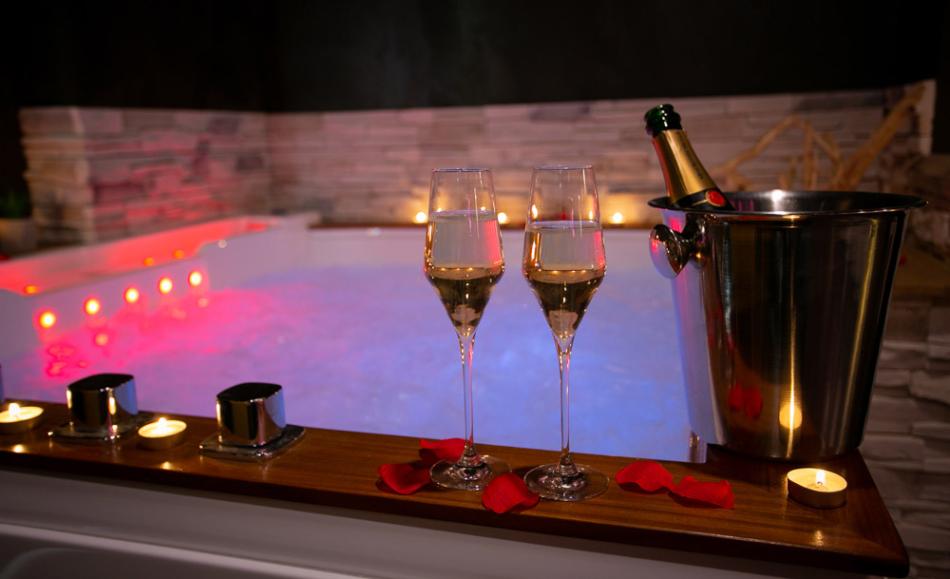 Lodge des charmes - jacuzzi et champagne