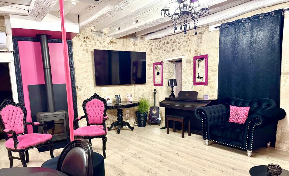 Sexroom en Dordogne dans la Love House de Caporizon salon romantique