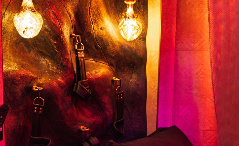 Love and Sex Room expérience BDSM à Nimes fauteuil tantra et sybian cowgirl