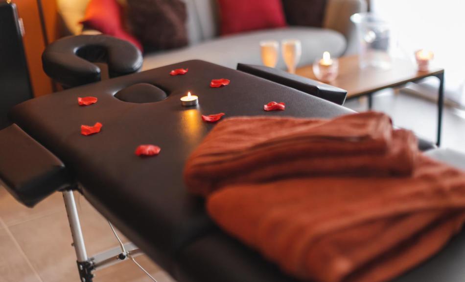 Love room à Carpentras avec spa privatif Eden House table de massage