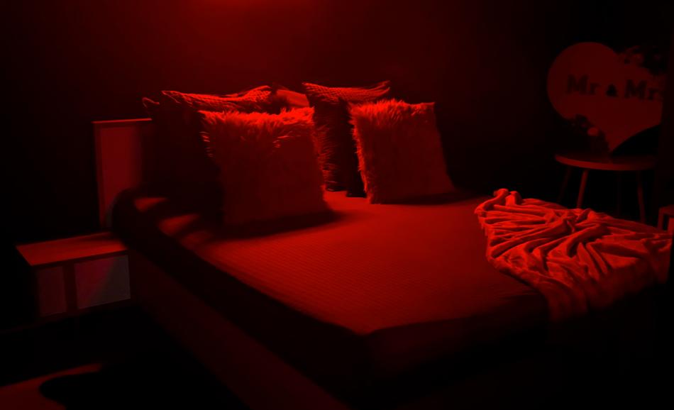 Love room à Carpentras avec spa privatif et fauteuil tantra Eden House