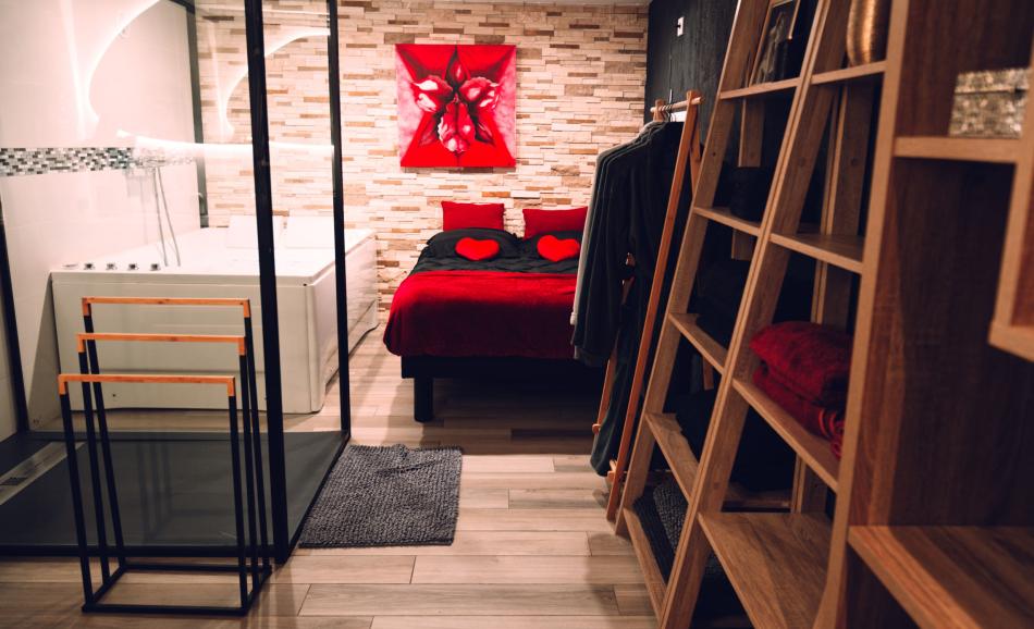 Loveroom Liberty en Haute Savoie chambre avec balançoire sexuelle