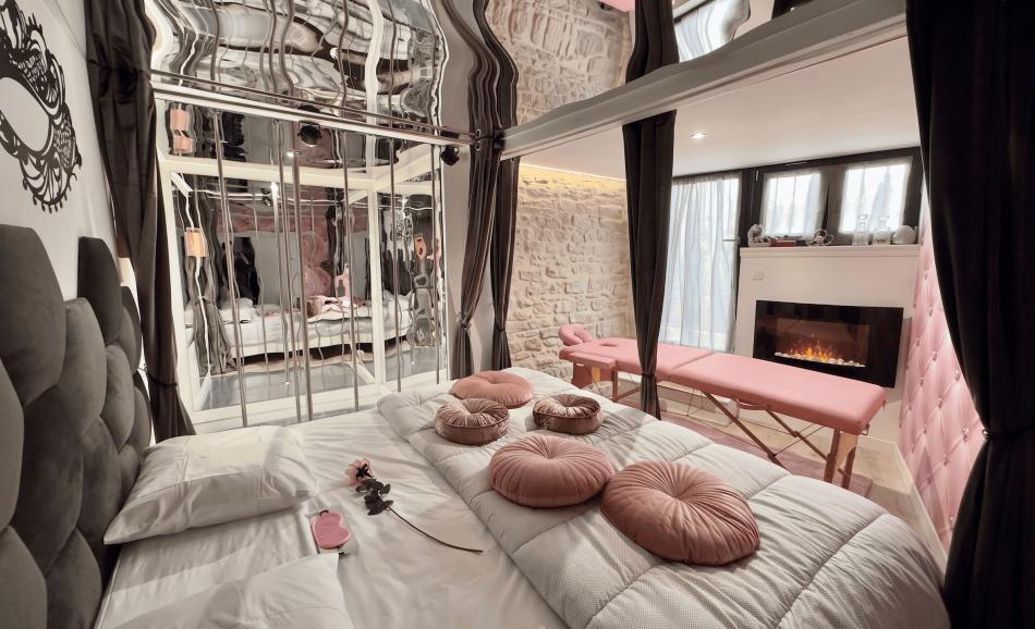 Loveroom en Dordogne dans la Love House de Caporizon chambre romantique