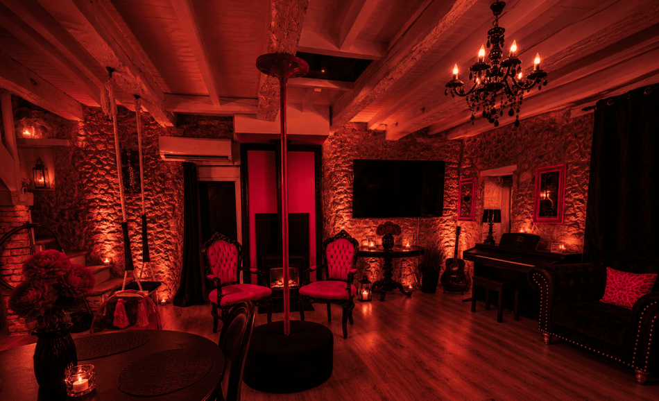 Loveroom en Dordogne dans la Love House de Caporizon salon romantique