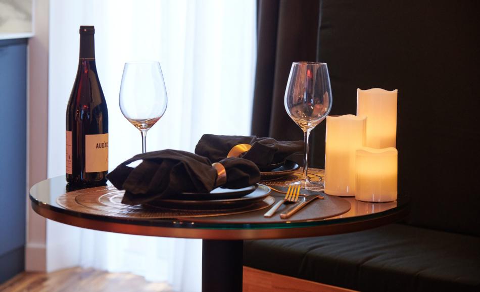 le double L love room Cholet table romantique