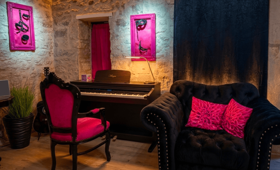 Sexroom en Dordogne dans la Love House de Caporizon salon romantique