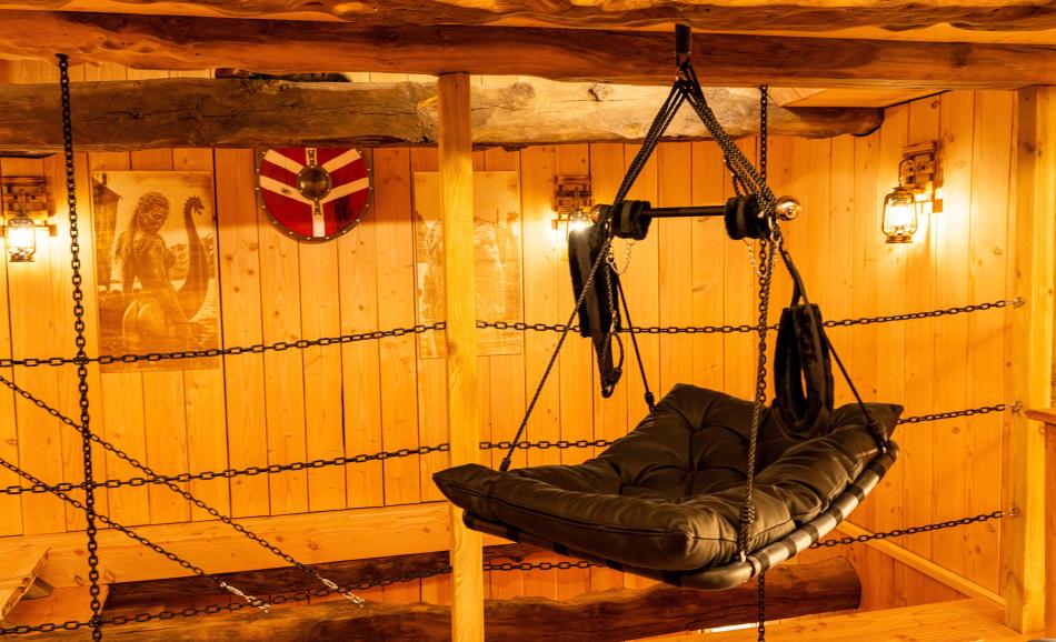 Viking Room - Loveroom près de Ploermel avec sa balançoire érotique