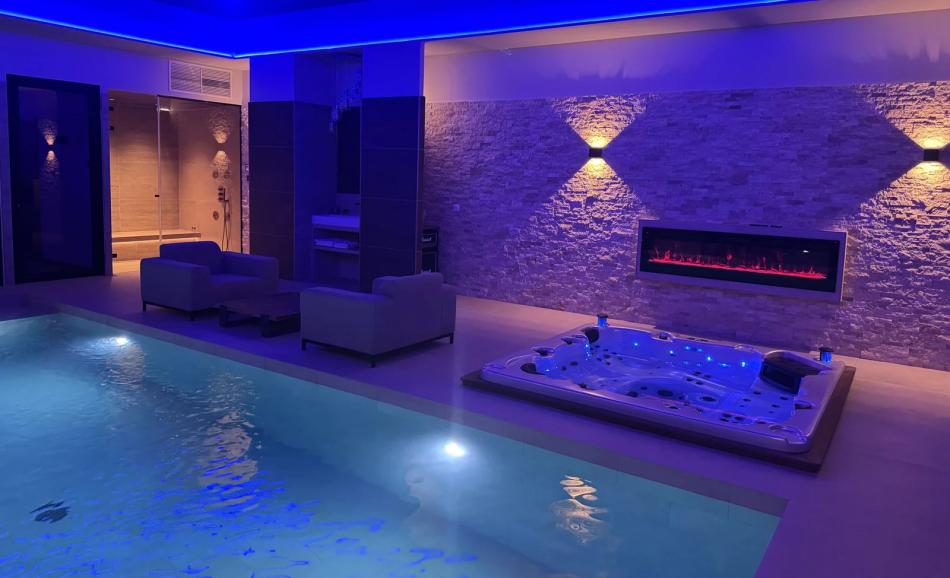 Villa Cara loveroom dans le Var avec piscine intérieure, jacuzzi et hammam