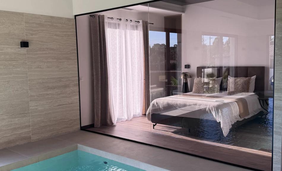 Villa Cara loveroom dans le Var lit queen size avec vue sur la piscine