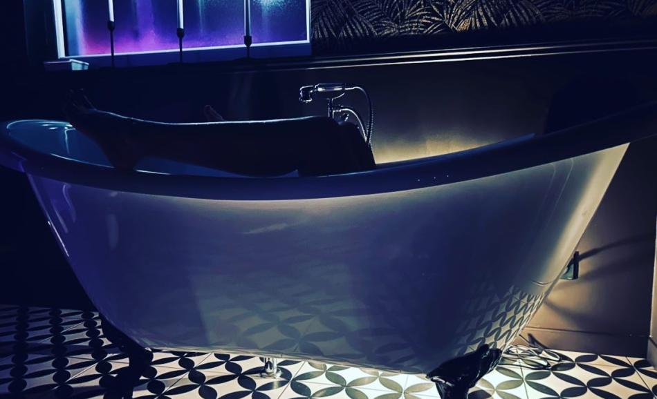 L'impasse des secrets love room à Cherbourg baignoire sur pied