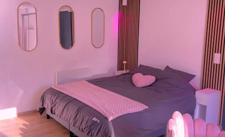 Pink Room by Loveroomeo loveroom à Pontarlier dans le Doubs