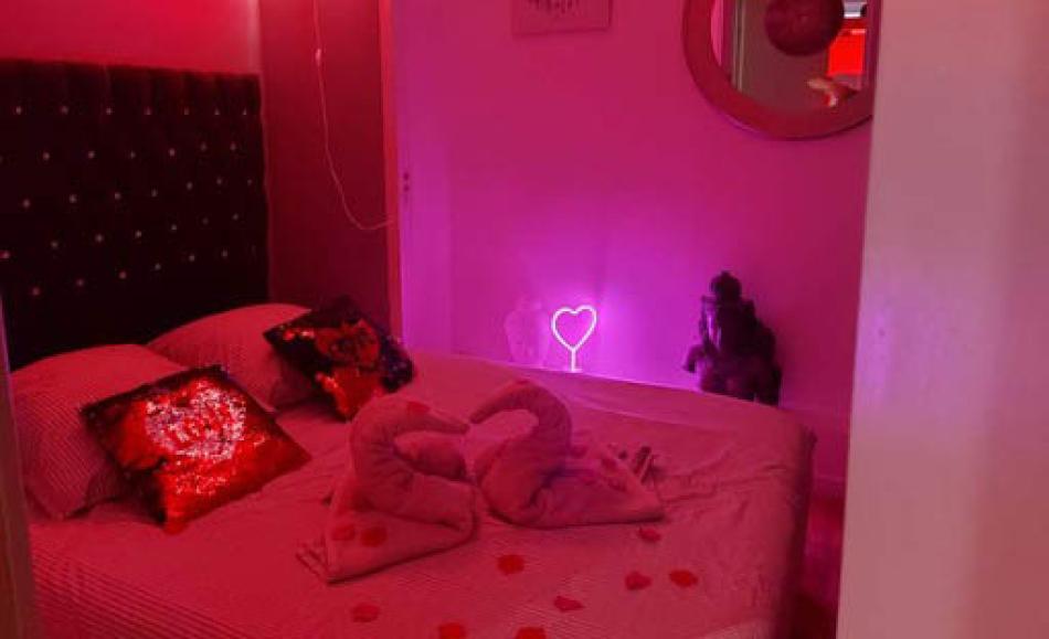 chambre avec décoration romantique serviettes en cygnes