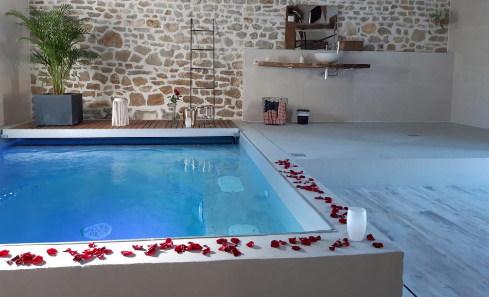 les hauts de bagadou mur en pierre piscine intérieure décoration romantique