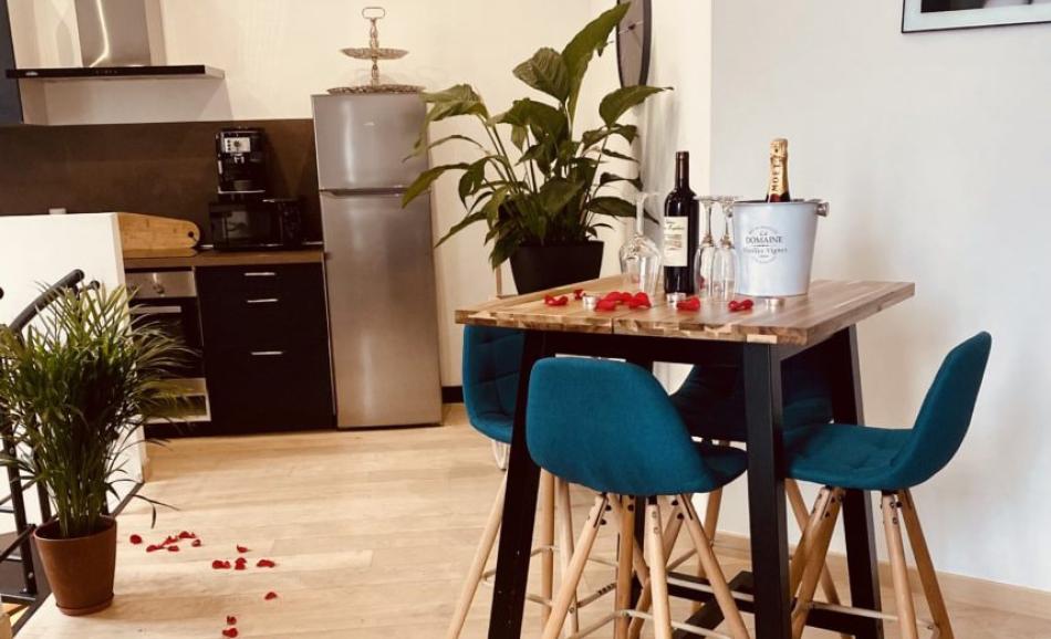 Mieux qu’à l’hôtel love hotel à Bordeaux dîner romantique avec champagne et pétales de fleurs