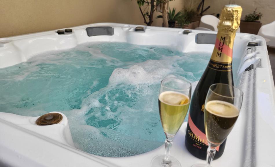 Les Cachottiers, love room Montélimar jacuzzi et champagne