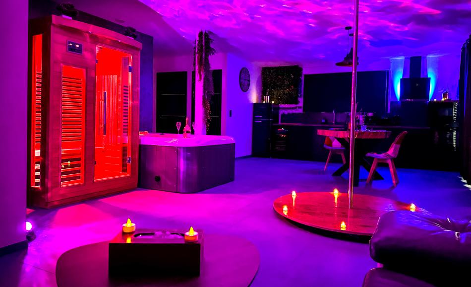 love room vias La Villa des Charmes  nuit insolite dans l'Hérault barre de pole dance