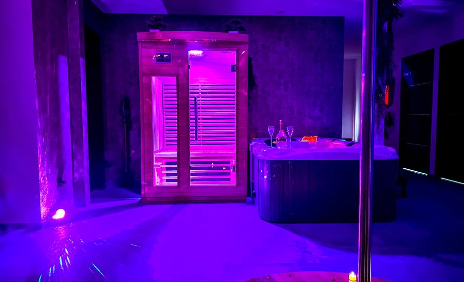 love room vias La Villa des Charmes nuit insolite dans l'Hérault jacuzzi et sauna