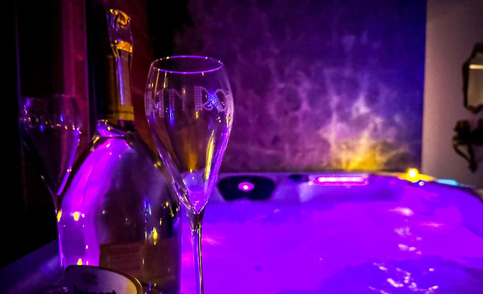 love room vias La Villa des Charmes nuit insolite dans l'Hérault jacuzzi et champagne