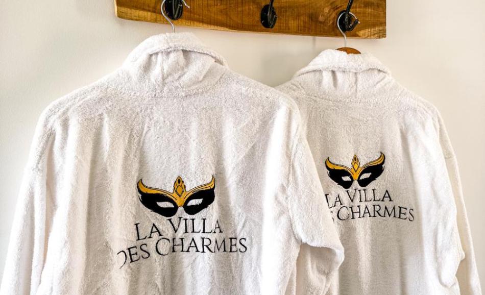 love room vias La Villa des Charmes nuit insolite dans l'Hérault peignoirs brodés