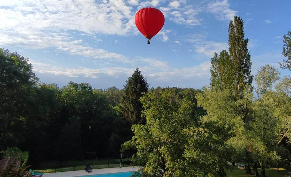 montgolfière au dessus de la piscine Ecrin d'Amour gite romantique en Dordogne