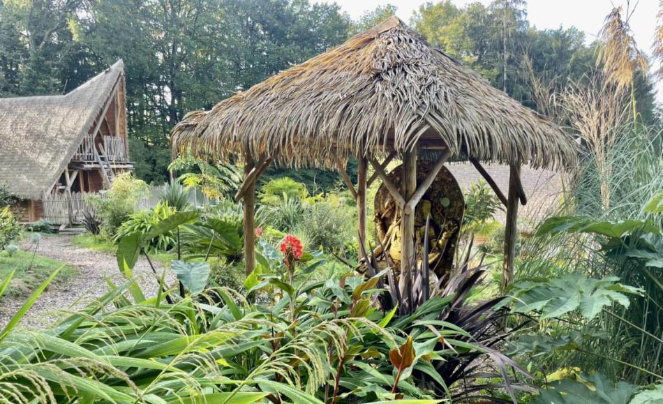 moulin de la jarousse logement insolite en dordogne village indonésien temple