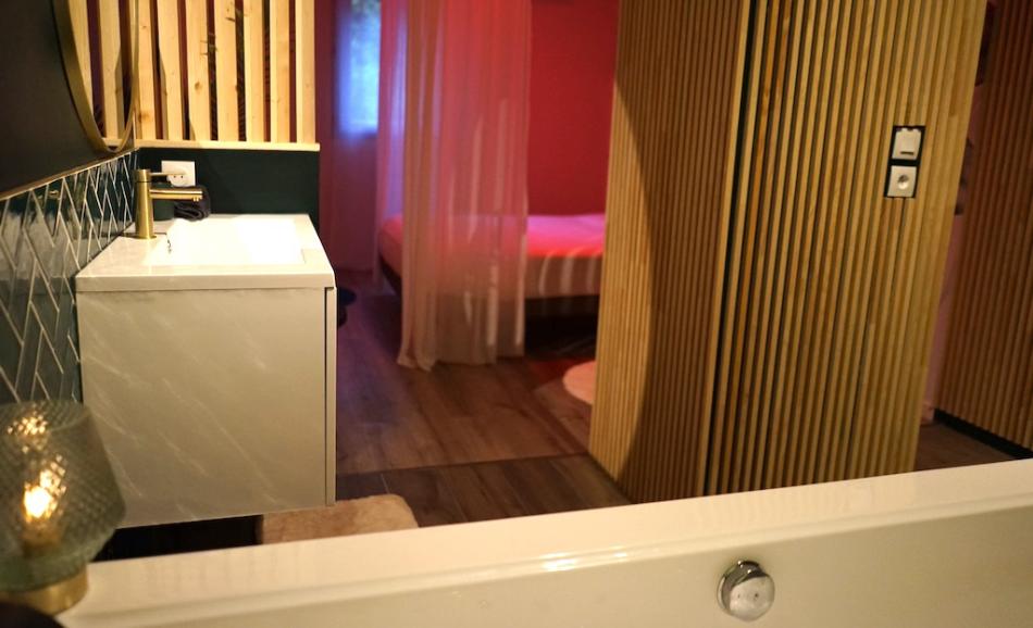 La sensorielle loveroom près de Nantes salle de bain avec balnéo