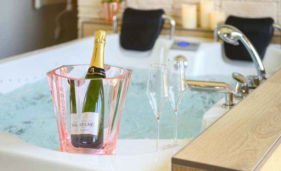 L'Essentiel love room pour une nuit romantique avec jacuzzi en Vendée