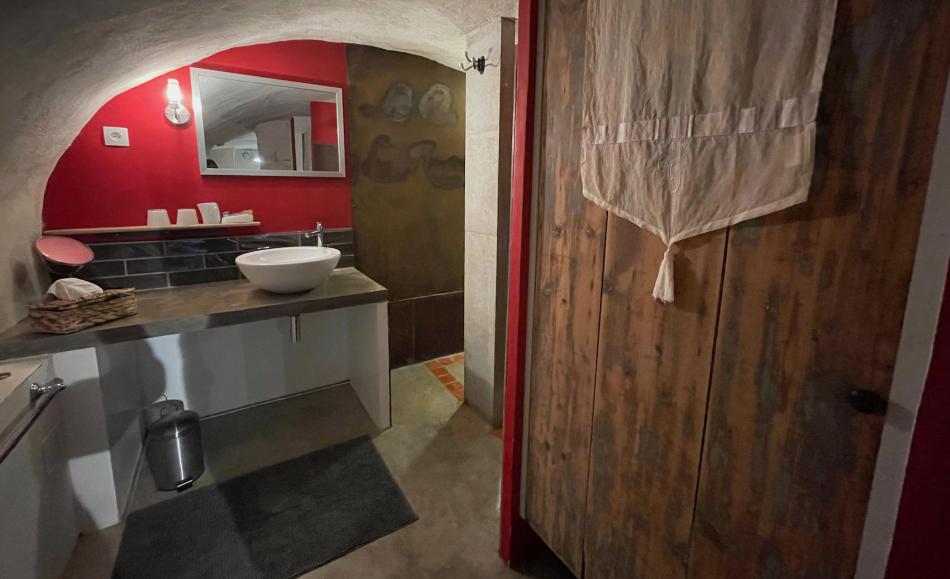 salle d'eau avec douche à l'italienne et wc séparés
