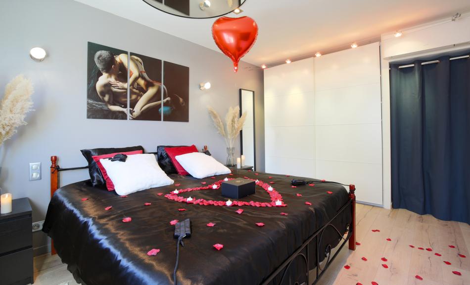 Love room toulouse avec lit bdsm et miroir au plafond